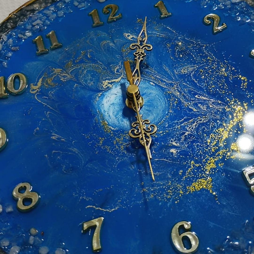 Relógio de parede redondo em resina azul com glitter dourado