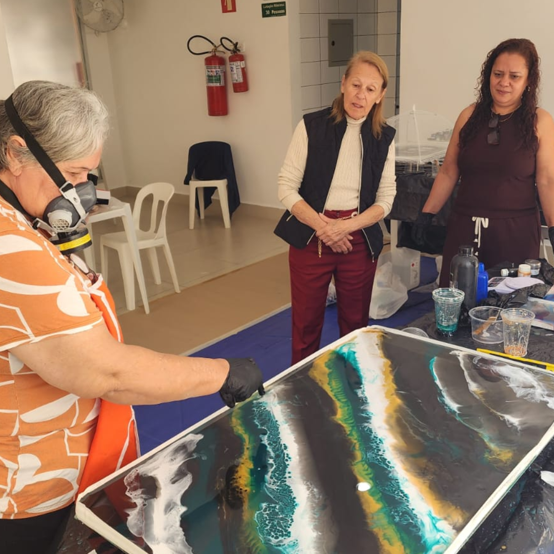 Alunas em aula presencial trabalhando uma peça de resina
