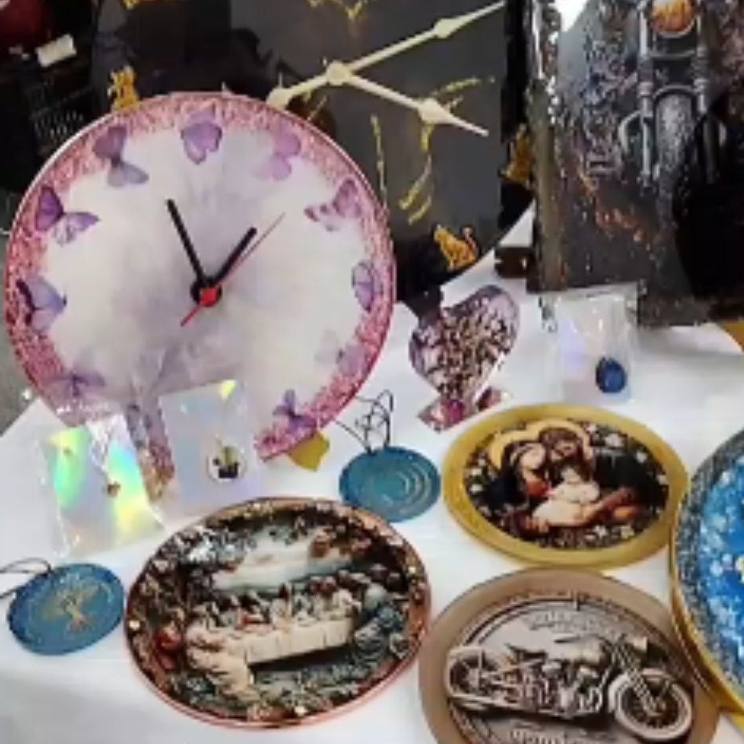 Mesa com diversas peças de resina: relógios, bandejas e quadros decorativos